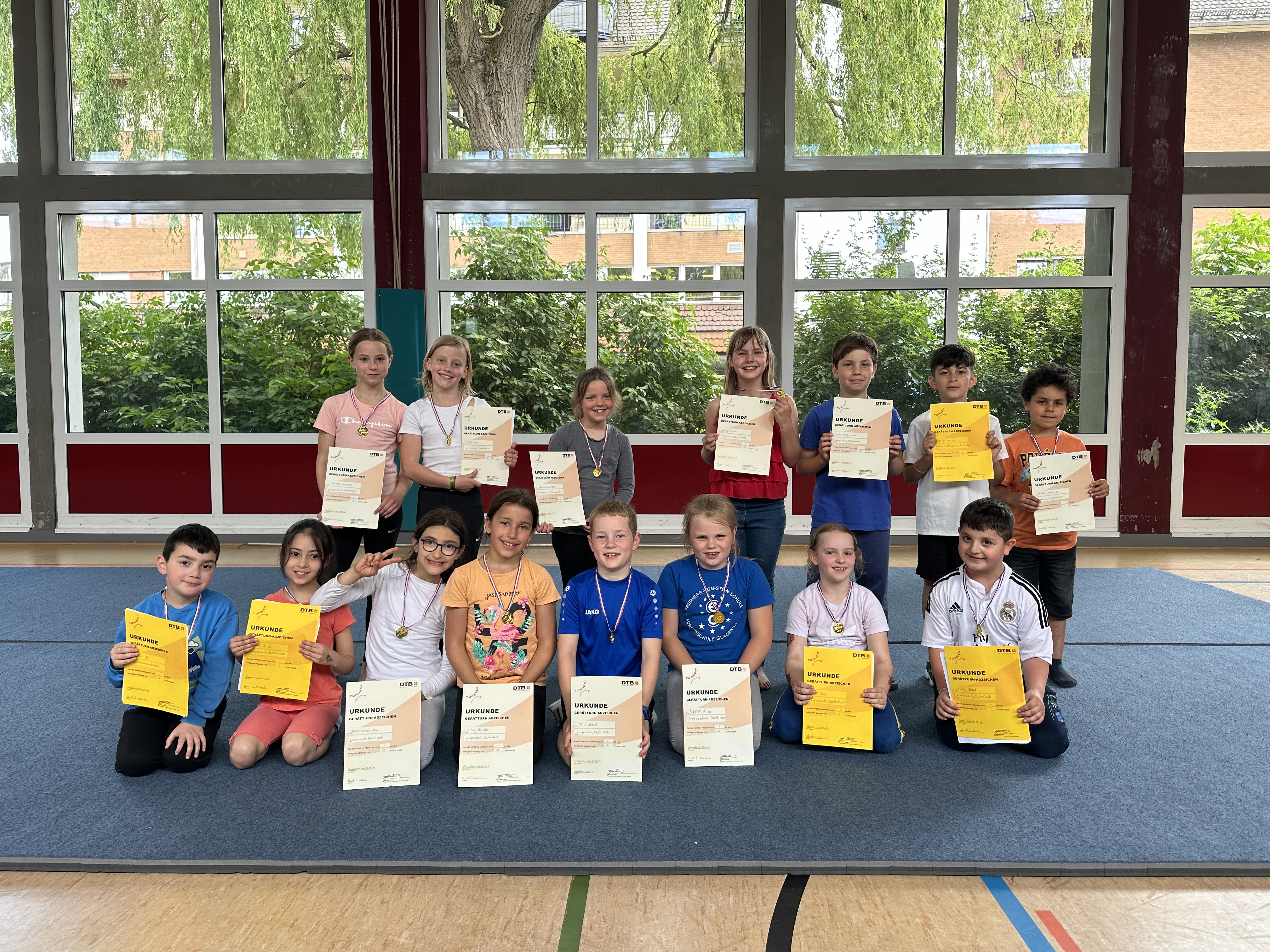 Die Turn-AG macht das Gerätturn-Abzeichen